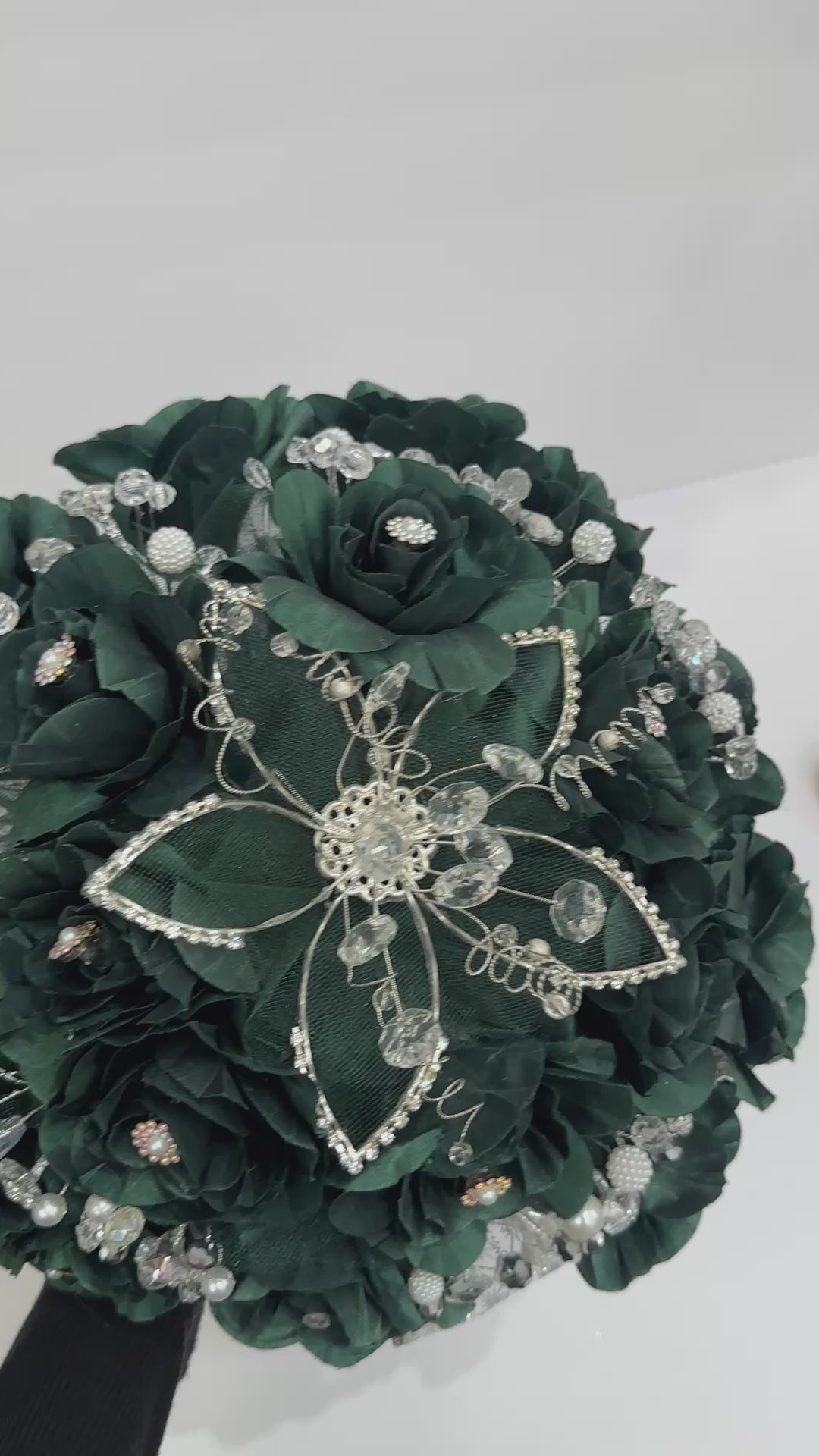 Dark green Hunter Green  Quince Bouquet with silver embelishment  accents  | Ramo verde oscuro hunter de Quince con application plata